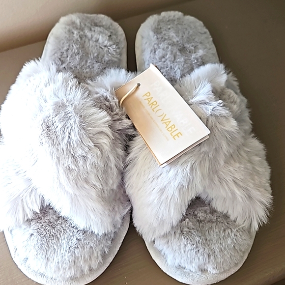 NWT PARLOVABLE CROSS BAND FUZZY SLIPPERS SZ 7-8 - Picture 1 of 5